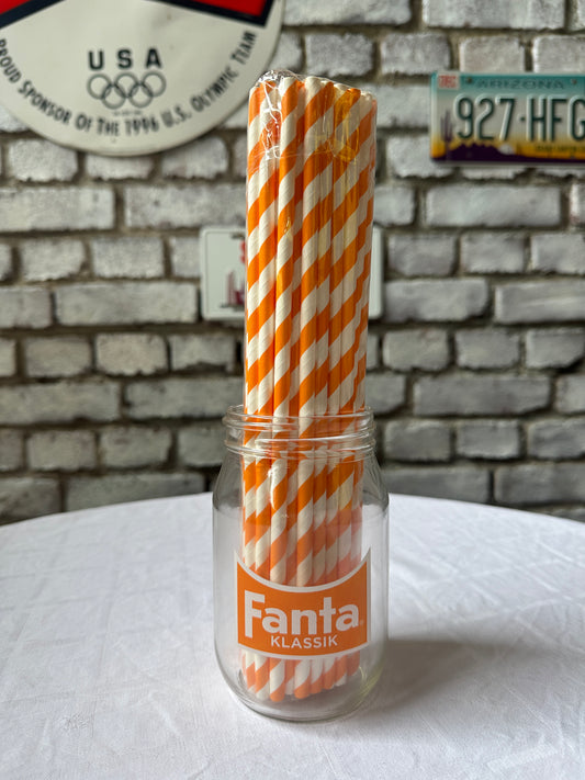 Fanta Klassik Glas mit Strohhalm